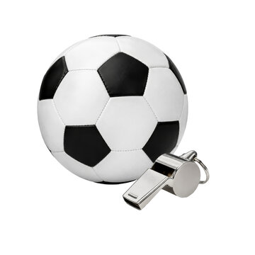 Bola de futebol com apito isolada em fundo branco