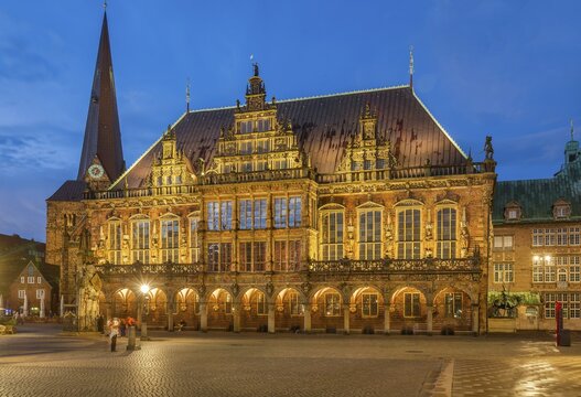 Market square, town hall square with town hall and Church of Our Lady in the historic city centre at dusk, Bremen, Germany UNESCO World Heritage Site