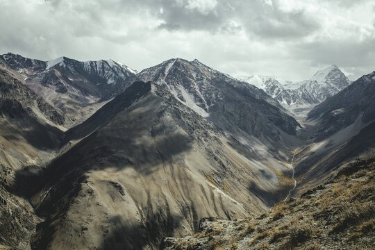 Daliz Pass, in the valley the river bed of the Wachandarja, behind it the snowy Hindu Kush, Wakhan Corridor, Badakhshan, Afghanistan