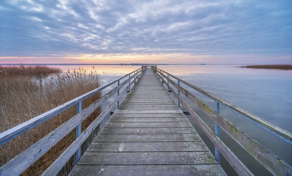 Bathing area with jetty at Bodstedter Bodden at sunrise, Western Pomerania Lagoon National Park, Dar&szlig;er Ort, Fischland-Dar&szlig;-Zingst peninsula, Mecklenburg-Western Pomerania, Germany
