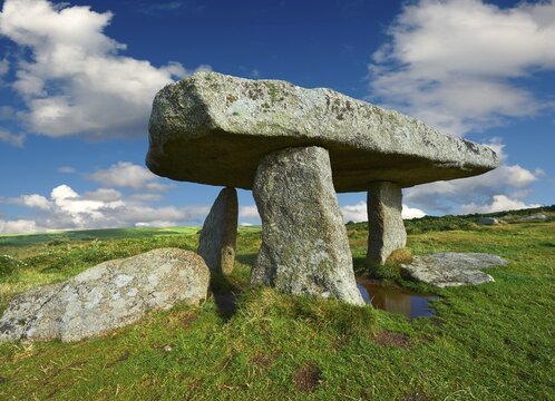 Lanyon Quoit, megalithic burial dolmen from the Neolithic period, circa 4000 to 3000 BC, near Morvah on the Penwith peninsula, Cornwall, England, United Kingdom
