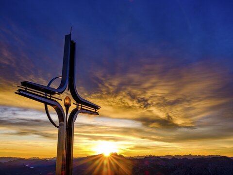 Colourful clouds at sunrise, summit cross Hoher G&ouml;ll, Berchtesgaden Alps, Berchtesgaden National Park, Sch&ouml;nau am K&ouml;nigssee, Berchtesgadener Land, Upper Bavaria, Bavaria, Germany