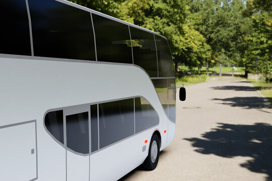 Un autobus bianco a due piani si trova su una strada asfaltata in un parco. La scena &egrave; circondata da rigogliosi alberi verdi che proiettano ombre sulla strada. Il design dell'autobus moderno, elegante