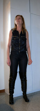 Fashion style, bionda gilet e pantaloni di pelle nera