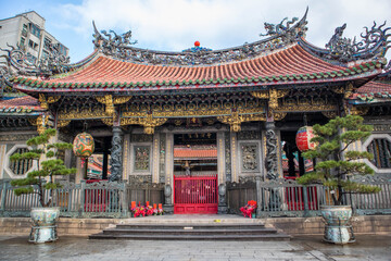 Fototapeta premium Ornate Longshan Temple architecture with dragon carvings
