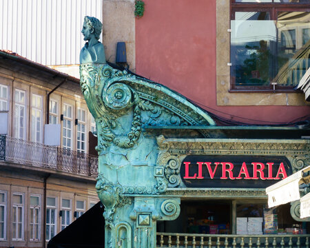 Porto building statue bookshop