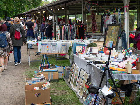 Flohmarkt Stand mit Tr&ouml;del - St&ouml;bern, Kaufen und Verkaufen - Bares f&uuml;r Rares