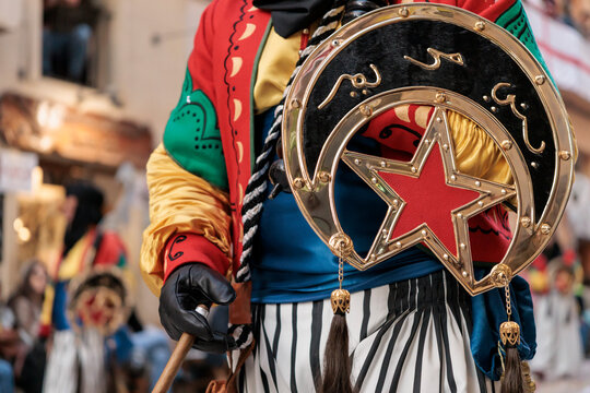 Primer plano del traje de la fiesta de moros y cristianos con escudo ornamental y detalles dorados