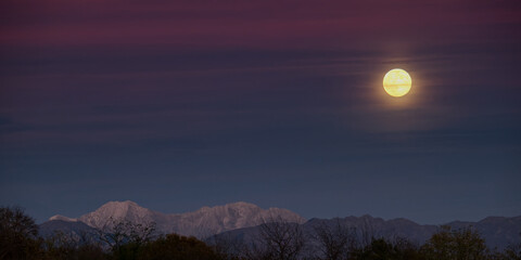 La Luna è un corpo roccioso sferico, probabilmente con un piccolo nucleo metallico, che ruota attorno alla Terra su un'orbita leggermente eccentrica. © Ivan
