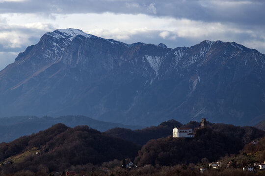 Paesaggio montano con la chiesa di Vigna