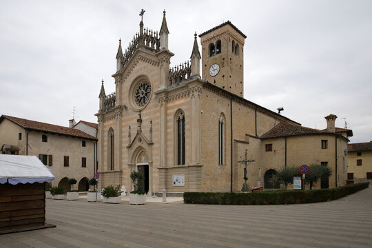 Un antico borgo medievale sorto all'ombra di un'autentica macchina del tempo, sotto forma di un maestoso castello.