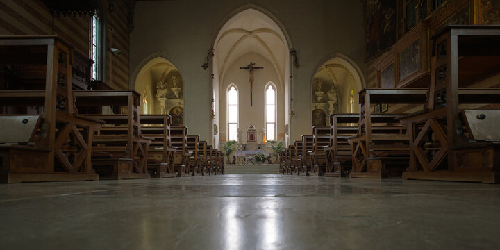 Un antico borgo medievale sorto all'ombra di un'autentica macchina del tempo, sotto forma di un maestoso castello.
