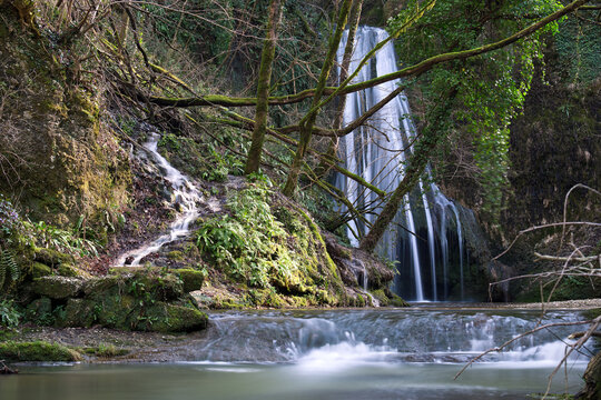 Un sito naturalistico unico nel suo genere, caratterizzato da un corso d&rsquo;acqua che ha originato due cascate immerse in una particolarissima vegetazione tropicale.