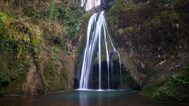Un sito naturalistico unico nel suo genere, caratterizzato da un corso d&rsquo;acqua che ha originato due cascate immerse in una particolarissima vegetazione tropicale.