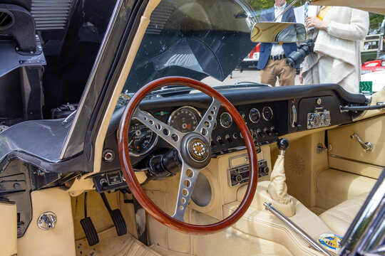 dashboard of an old historic Jaguar E-Type cabrio.