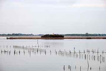 I casoni sono edifici che simboleggiano la laguna. Si tratta di una tipologia di capanna tipica della regione Friuli Venezia Giulia. © Ivan