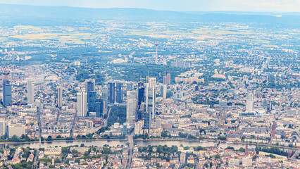 Obraz premium View of a city skyline with buildings, river, and landscape from above during the day