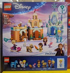 Obraz premium Caja Lego Disney Frozen con mini Castillo de Arendelle y Palacio de Hielo de Elsa, en una tienda Carrefour, Madrid, España, 4 de abril de 2026