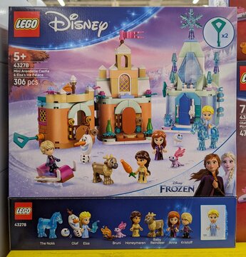 Caja Lego Disney Frozen con mini Castillo de Arendelle y Palacio de Hielo de Elsa, en una tienda Carrefour, Madrid, Espa&ntilde;a, 4 de abril de 2026