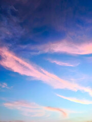 Obraz premium A view of reddish clouds as the sun rises over a dense urban area.