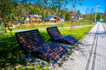 Miejsce relaksu nad potokiem Szczawniczek, Muszyna, Sądeckie. © Maciej G. Szling