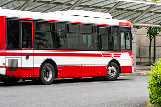 乗客の乗車を待っている路線バス