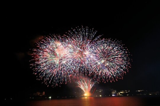 夏の夜空に咲く大輪の花火