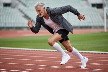 Obraz premium An older athlete sprints on a track, showcasing dedication and vitality in sports. Perfect for promoting fitness and active lifestyles.