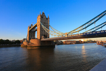 Fototapeta premium Iconic Tower Bridge Architecture Over River Thames Under Clear Blue Sky in London