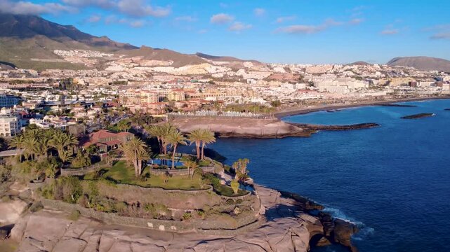 Vista a&eacute;rea cinematogr&aacute;fica de Costa Adeje y Playa Fa&ntilde;ab&eacute; en Tenerife al atardecer