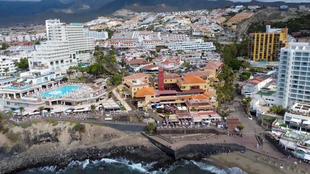 Vista a&eacute;rea de Costa Adeje y Playa de El Bobo en Tenerife con hoteles y costa volc&aacute;nica