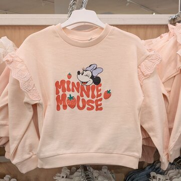 Sudadera infantil de color rosa con un dibujo de Minnie Mouse de Disney con fresas, en tienda Kiabi de Madrid, Espa&ntilde;a, 5 de abril de 2026	
