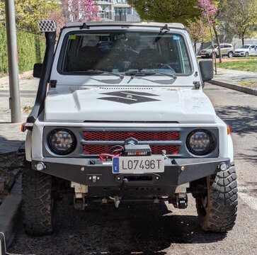 Vista frontal de un autom&oacute;vil todoterreno Suzuki Samurai, con preparaci&oacute;n off-road, con snorkel lateral y cabrestante en el parachoques, Madrid, Espa&ntilde;a, 5 de abril de 2026