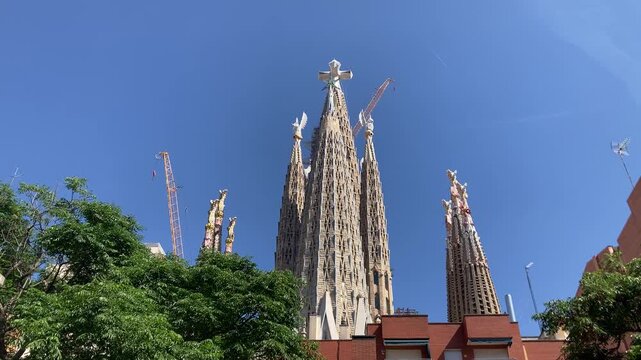 Vista de catedral de Barcelona. Cruz de Jes&uacute;s de la Sagrada Familia
