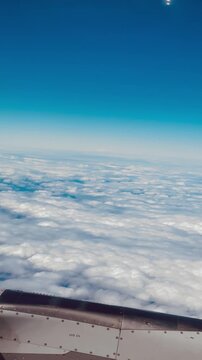 Paisagem vista da janela do avi&atilde;o com c&eacute;u e nuvens
| Landscape seen from an airplane window with sky and clouds