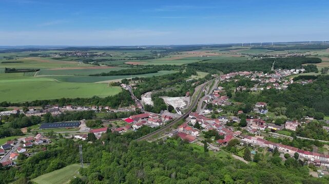 Vue a&eacute;rienne panoramique du village de Pierrepont, en Meurthe-et-Moselle, Lorraine. Un village rural entre champs et for&ecirc;ts, &agrave; proximit&eacute; des fronti&egrave;res belge et Luxembourgeoise