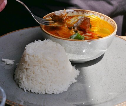 Asiatisches Essen in Sch&uuml;ssel mit Basmatireis