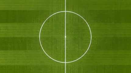 Obraz premium Top down view of a professional soccer field center circle