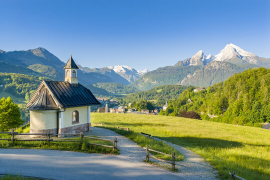 Blick auf die Kirchleitnkapelle und Watzmann im Berchtesgadener Land