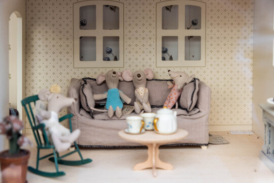 Stoff Figuren einer Maus Familie in einem Wohnzimmer 