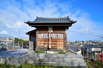 Obraz premium 日和山住吉神社の社殿と街並み（新潟県新潟市中央区）