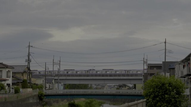 夕暮れの境川橋梁を中央林間方面に向かう東急田園都市線の東京メトロ18000系電車