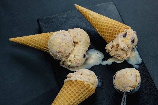 Cialda a cono con gelato variegato all'amarena