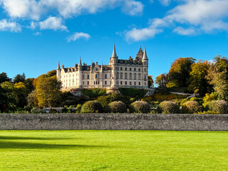 Obraz premium Majestic Scottish Fortress Perched Above Lush Greenery And Picturesque Surroundings