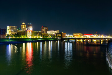 Fototapeta premium Downtown Des Moines Reflections at Night