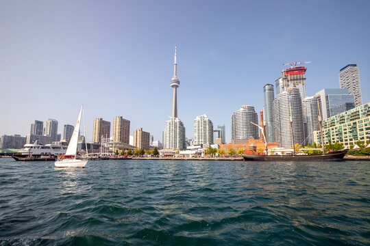 Toma panor&aacute;mica de la ciudad de Toronto desde el lago, donde se aprecian edificios y rascacielos importantes de la ciudad.