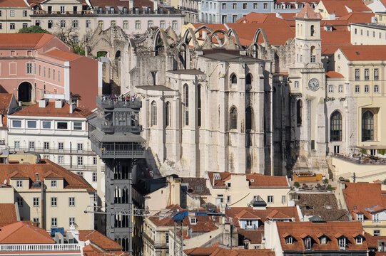 Blick auf den neugotischen Aufzug Elevador de Santa Justa und die Ruine des Convento do Carmo, Lissabon,