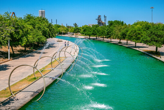 A high-angle horizontal shot captures a long, scenic stretch of the Paseo Santa Luc&iacute;a canal system inside Parque Fundidora in Monterrey, Nuevo Le&oacute;n.