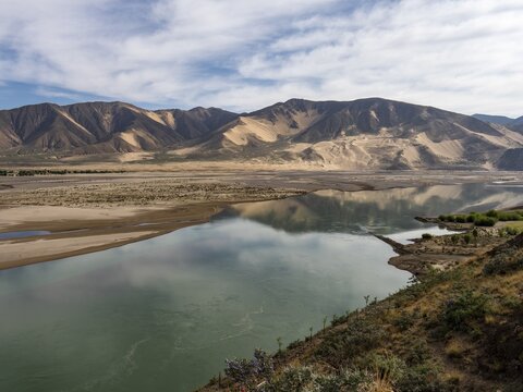 Yarlung Tsangpo River in meanders, Brahmaputra, highlands of Tibet, China
