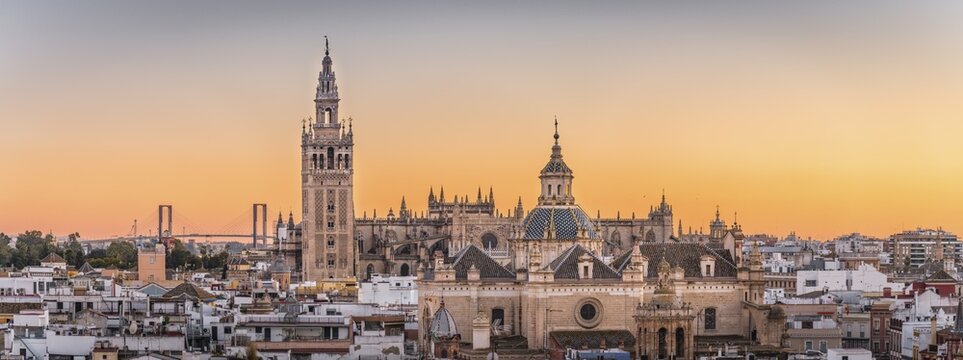 City view with views of La Giralda and Iglesia del Salvador at sunset, bell tower of the cathedral of Sevilla, Catedral de Santa Maria de la Sede, Sevilla, Andalusia, Spain